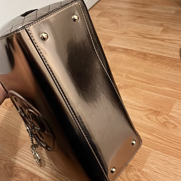 Fabulous Metallic Guess Tote Bag - Picture 6 of 11